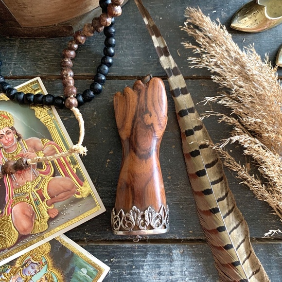 19TH CENTURY SOLID CARVED ROSEWOOD MANO FIGAS FIST PENDANT - Picture 2 of 10